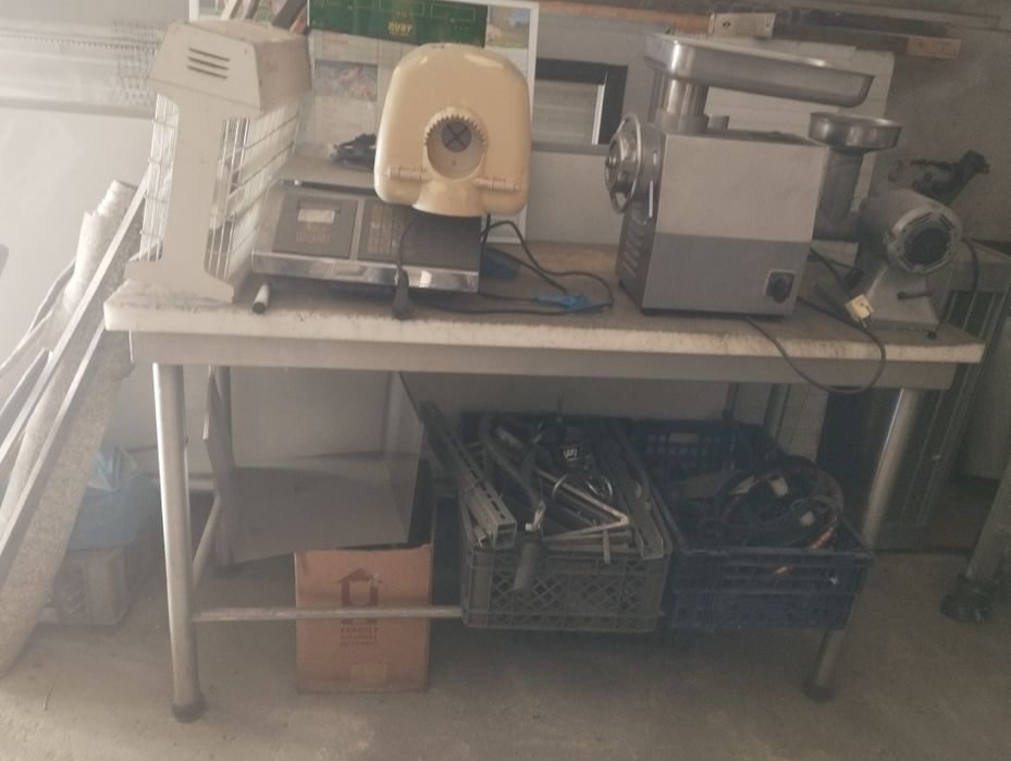 Máquina de picar carne e vitrine