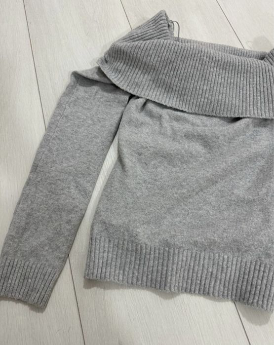 Теплый новый серый свитер с опущенными плечами