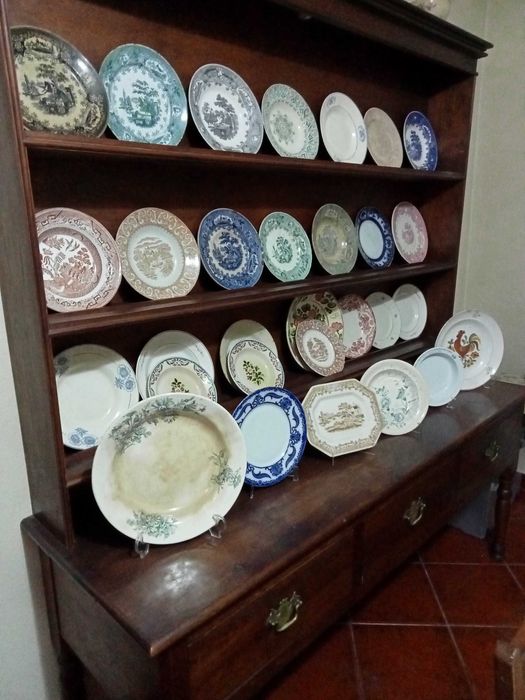 Antigo móvel prateiro