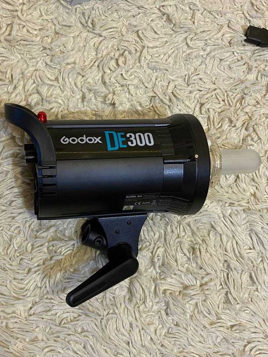 Студійний спалах Godox DE-300