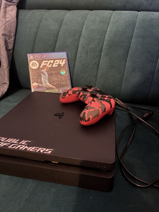 PlayStation 4 + pad Cobra + EA FC24 + Spongebob