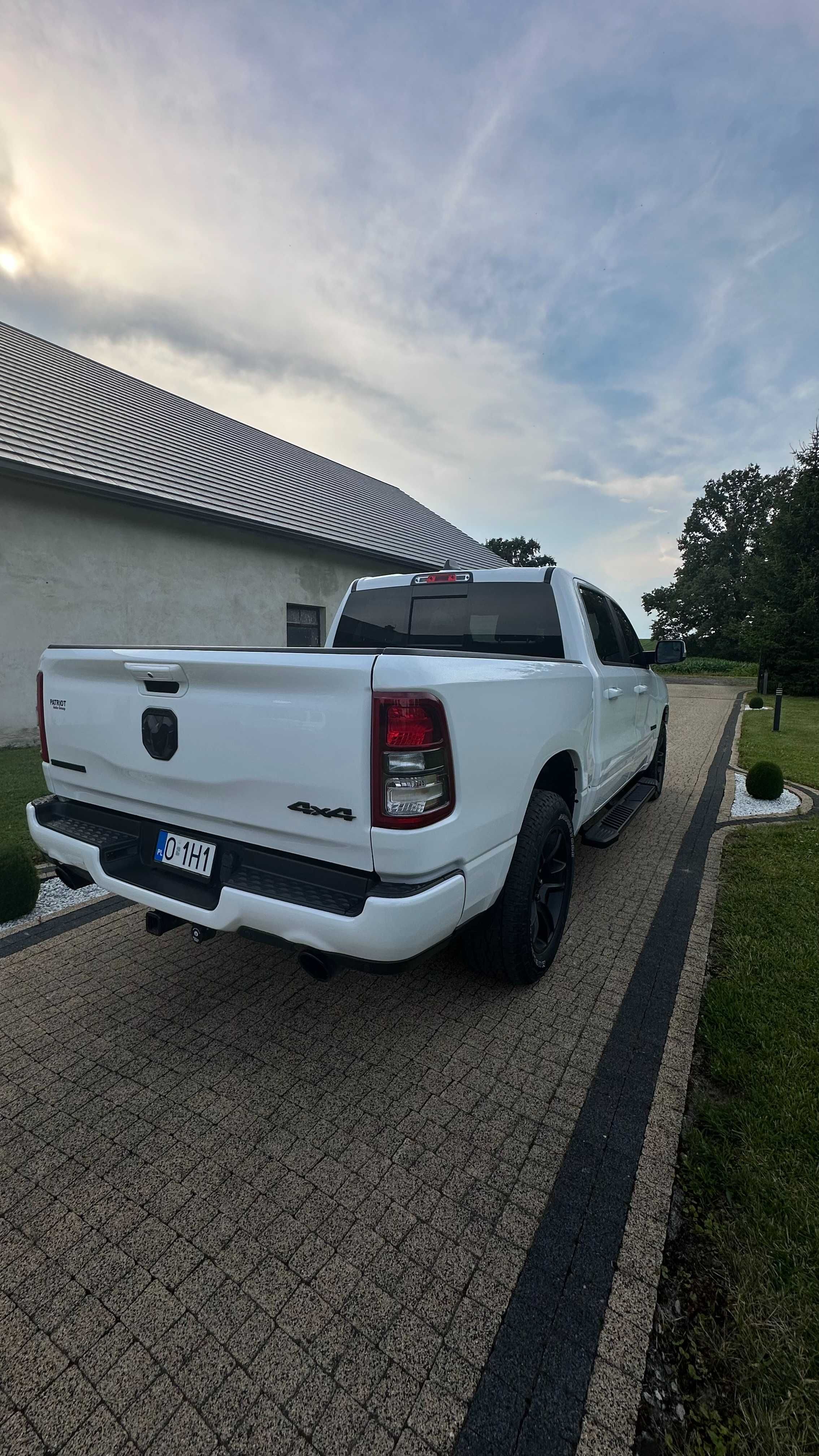 RAM 1500 Bighorn Night edition 5.7 HEMI 4x4 Auto