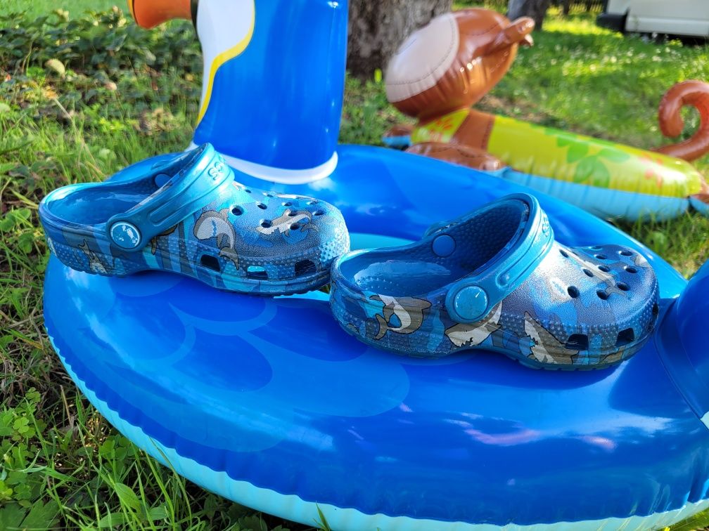 CLASSIC SHARK CLOG crocs c9 сині крокси з акулами на хлопчика