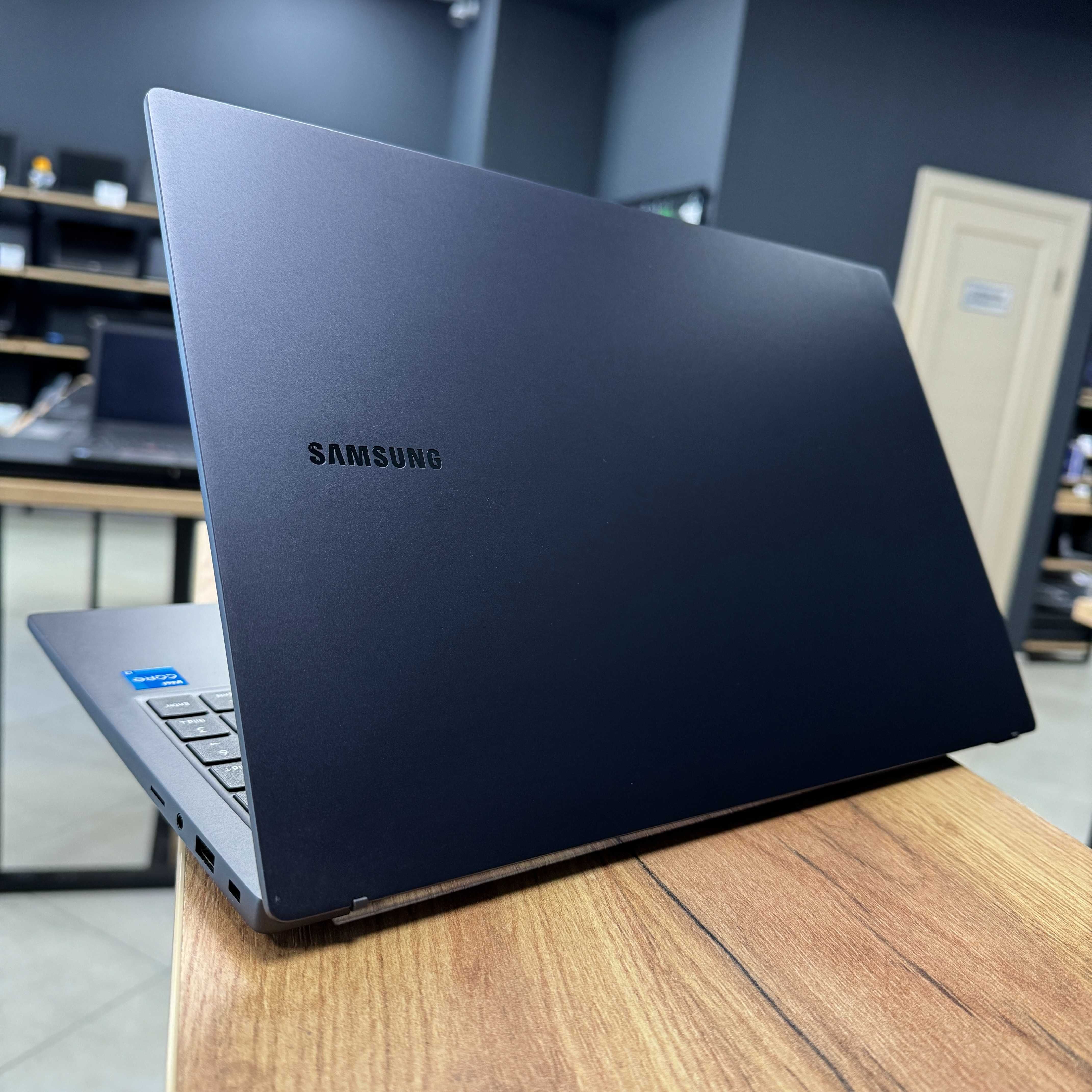 Ноутбук Samsung Galaxy Book 3 - Core i3 1315U 6 ядер/256 NVME/FHD IPS