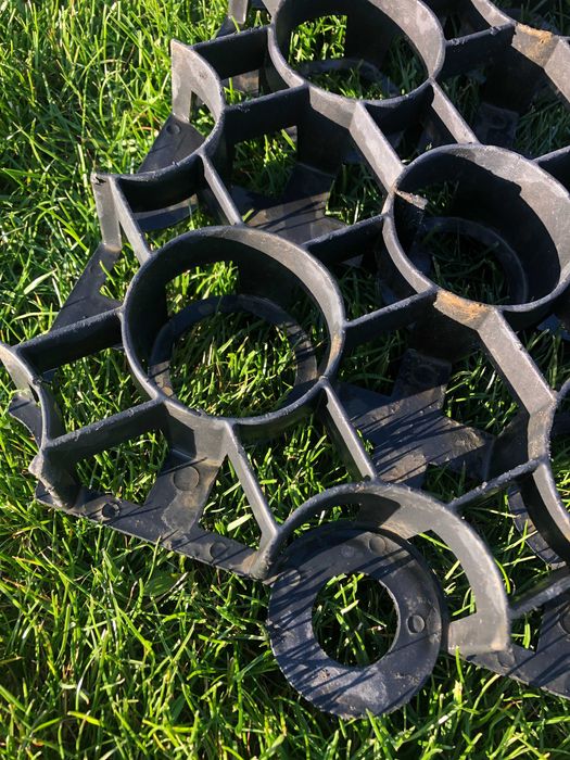 Geokratka, kratka trawnikowa, kratka ażurowa.