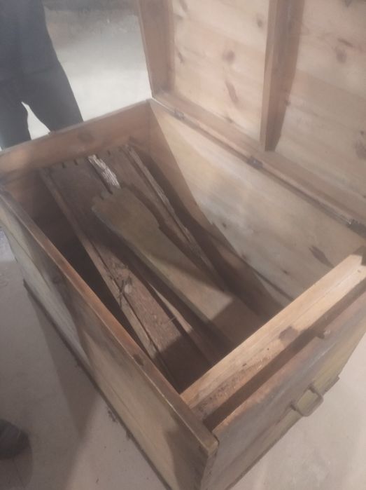 Продам старовинний сундук