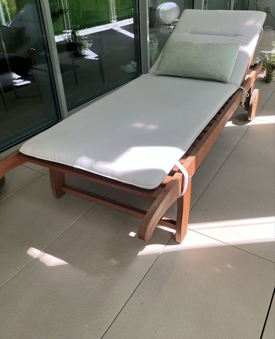 Espreguiçadeira em madeira reclinável quase nova