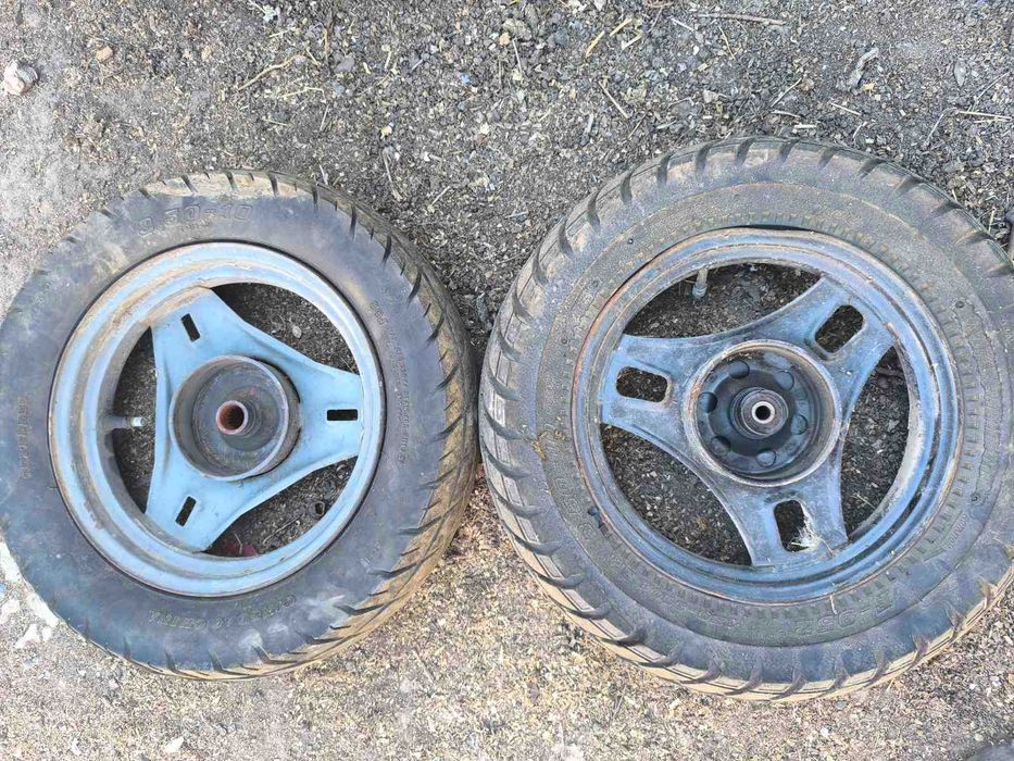 Продам шини на скутер сузукі 3.50-10