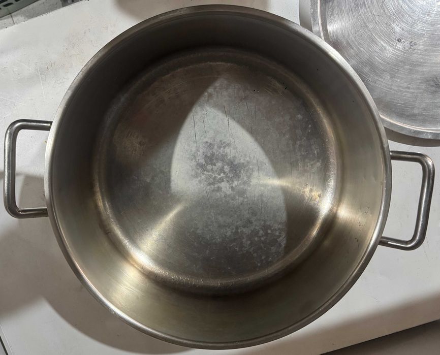 Panela em aço com 38 cm de diâmetro