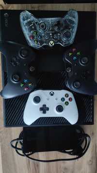 XBOX one + 4 pady.