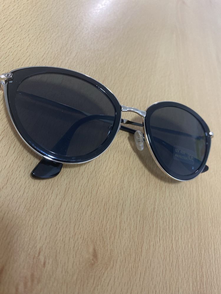 Sun glasses / óculos de sol never used
