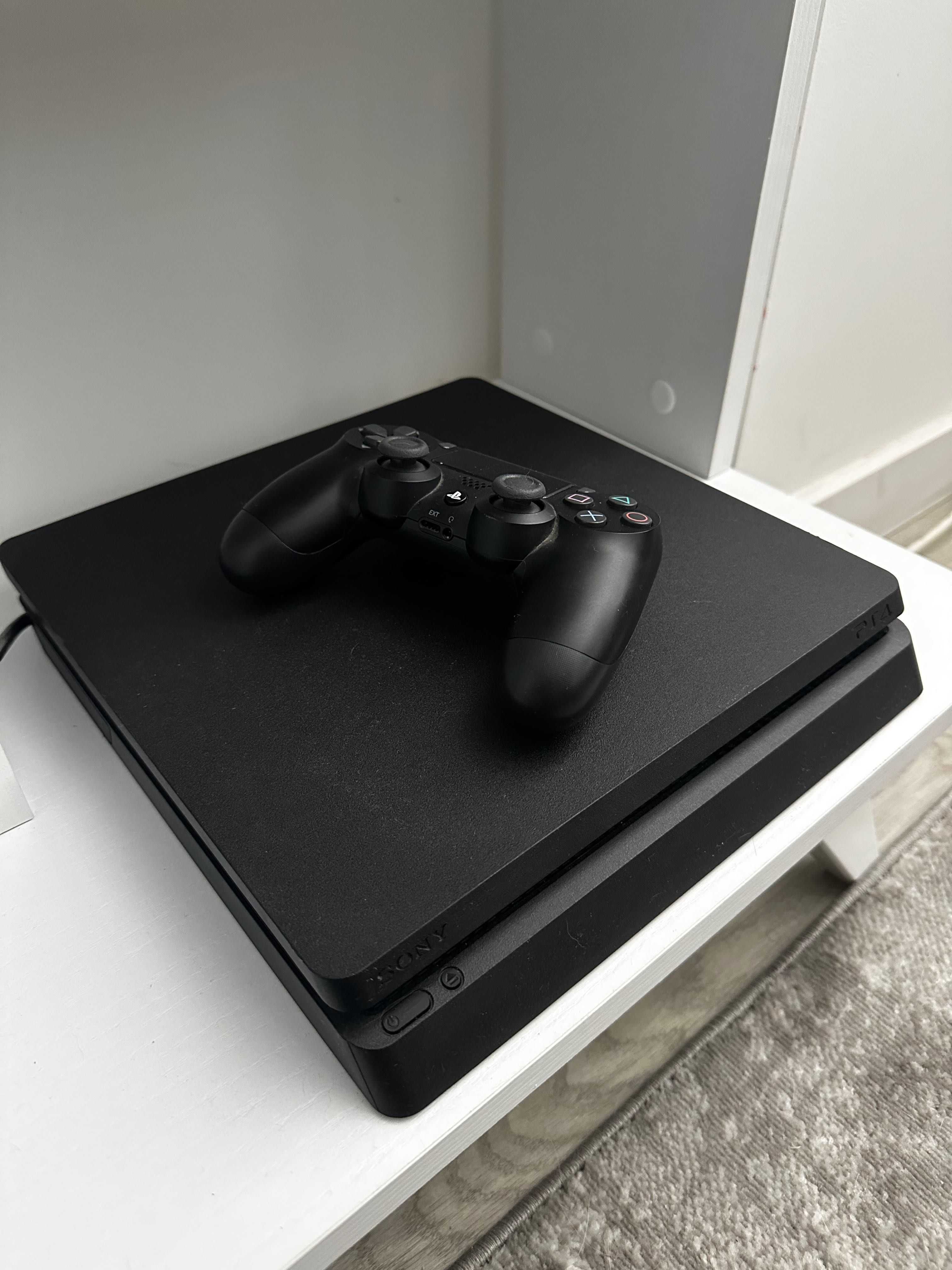 PS4 com 1 comando e 7 jogos