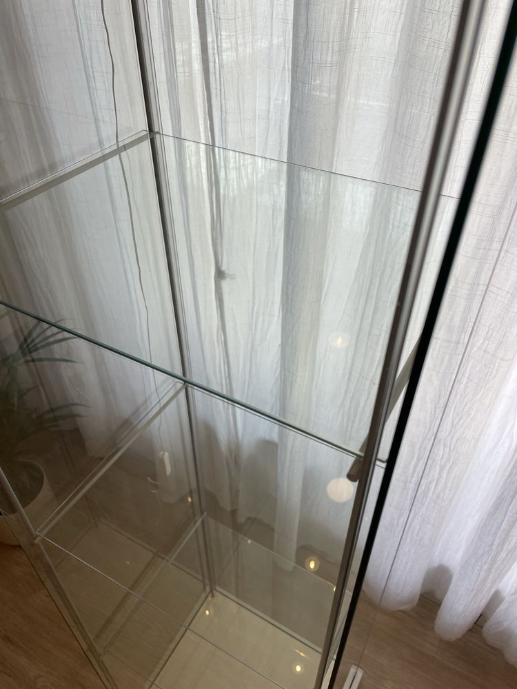 Vitrine IKEA com iluminação