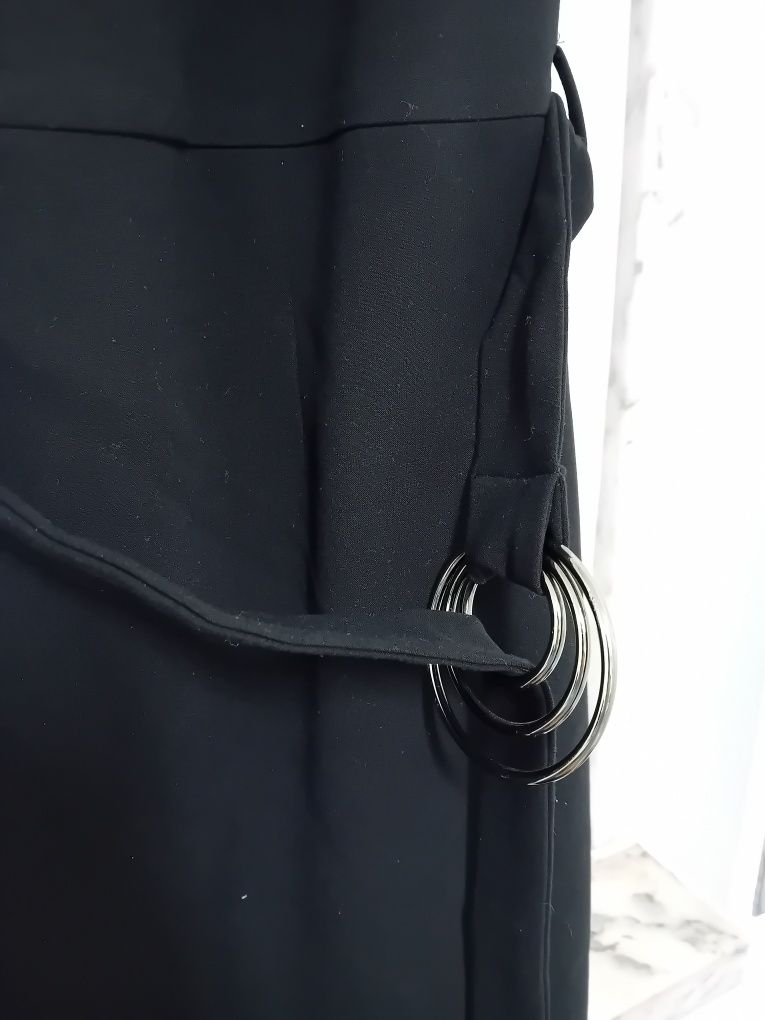 Vestido preto com argolas