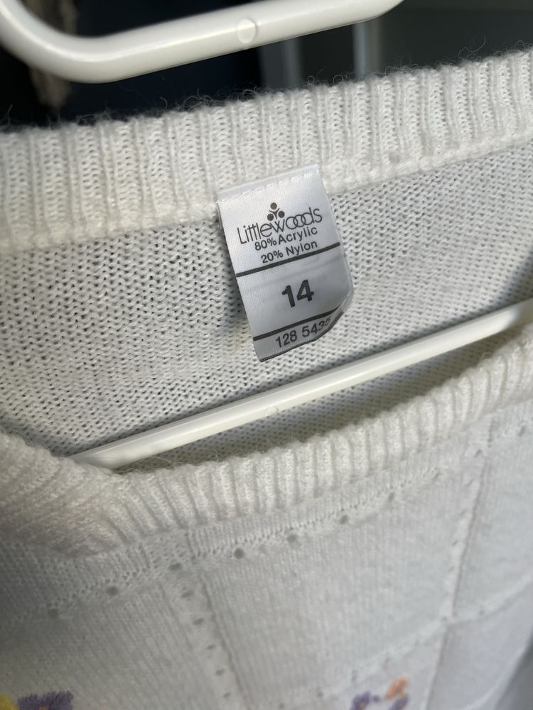 Sweter z haftem w kwiaty