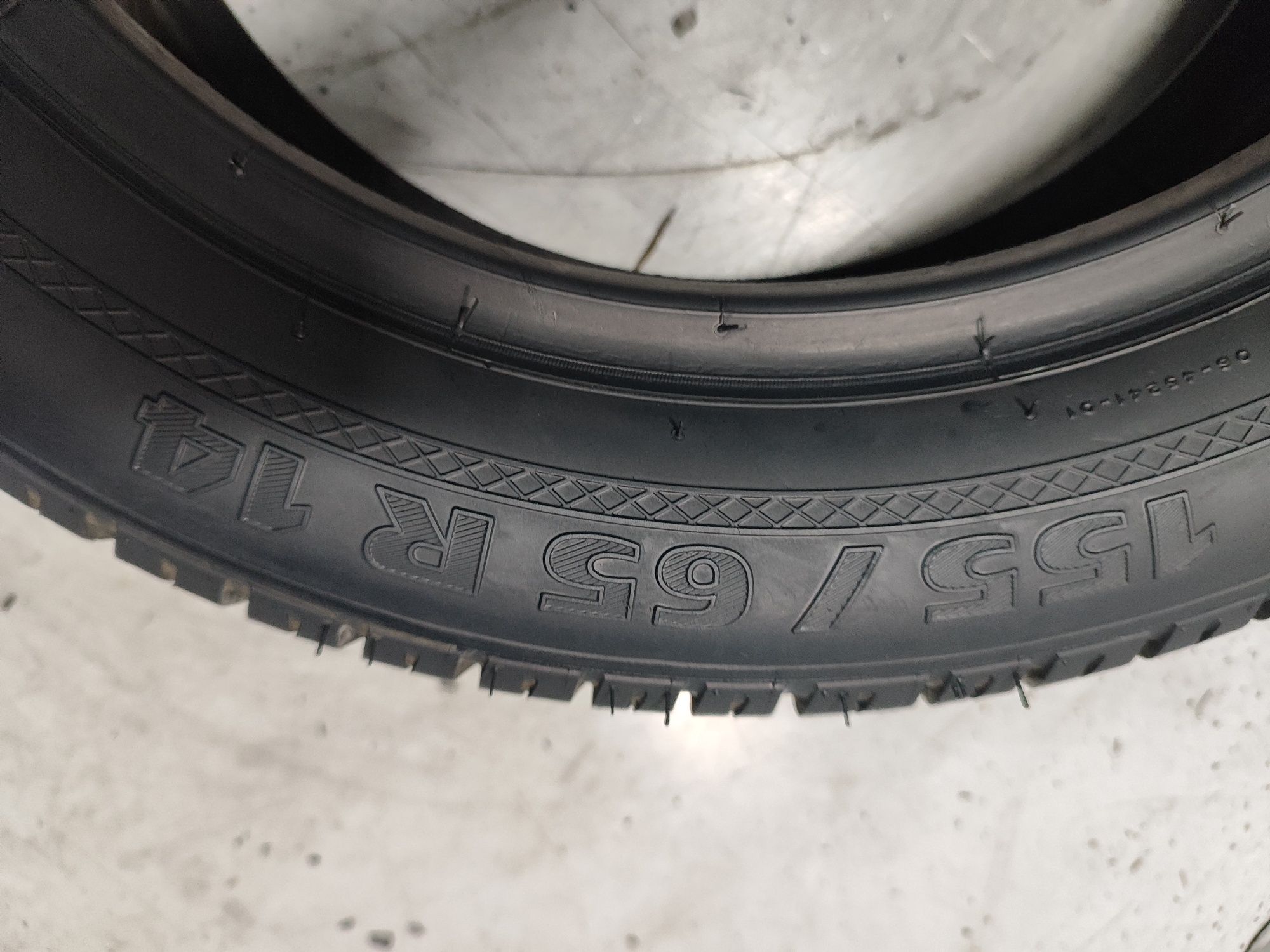 2 Pneus semi novos kleber 155/65R14 Oferta dos Portes