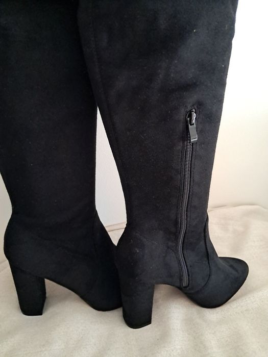 Botas altas, tamanho  36 ,   preta , NOVAS,  forradas em pelo .