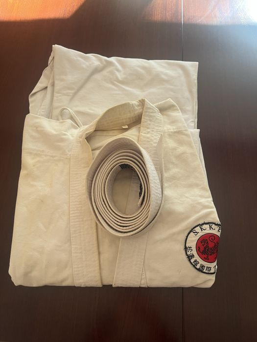 2 Fatos de karate , crianca e adulto