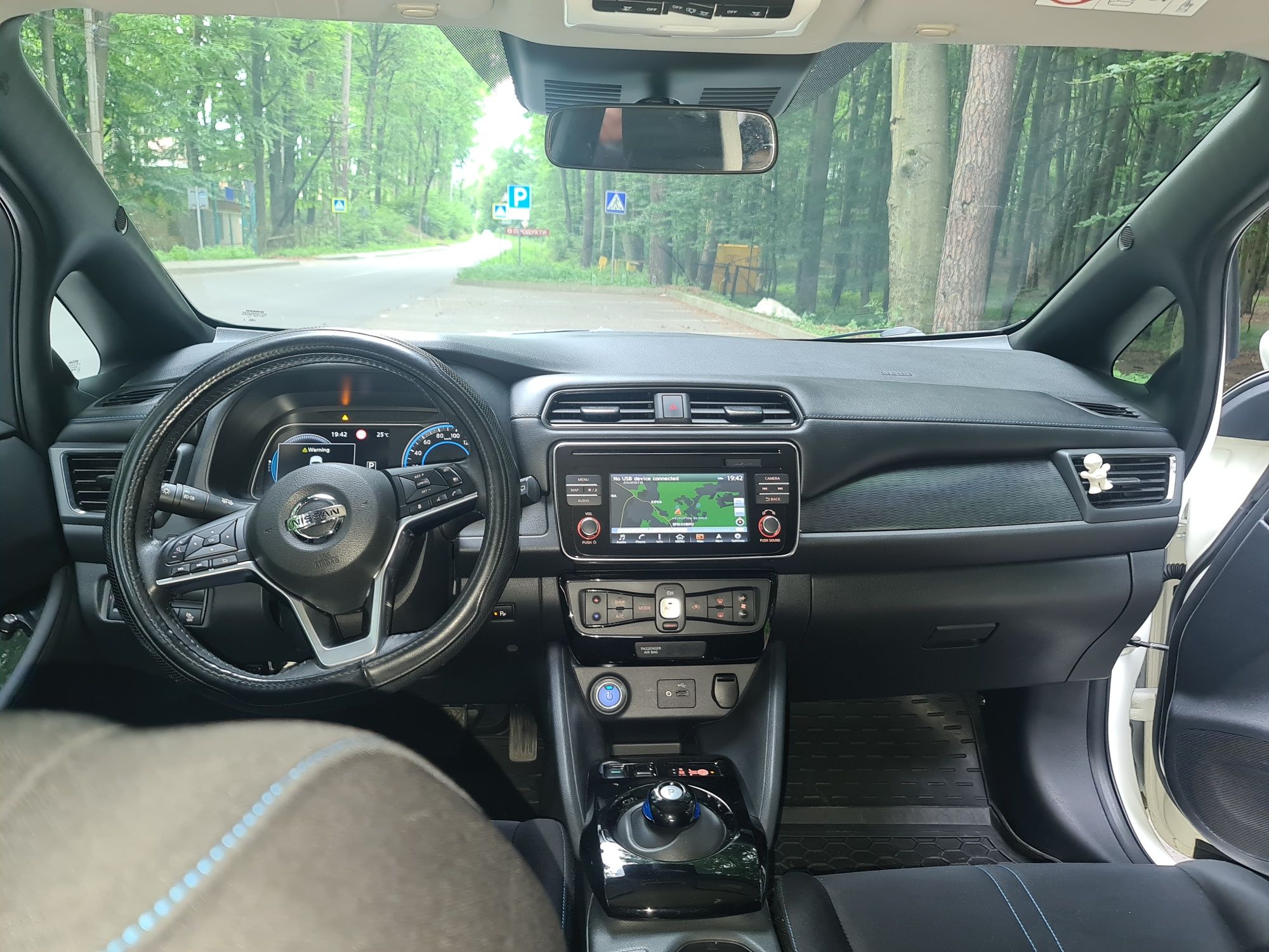 Nissan Leaf білий 40