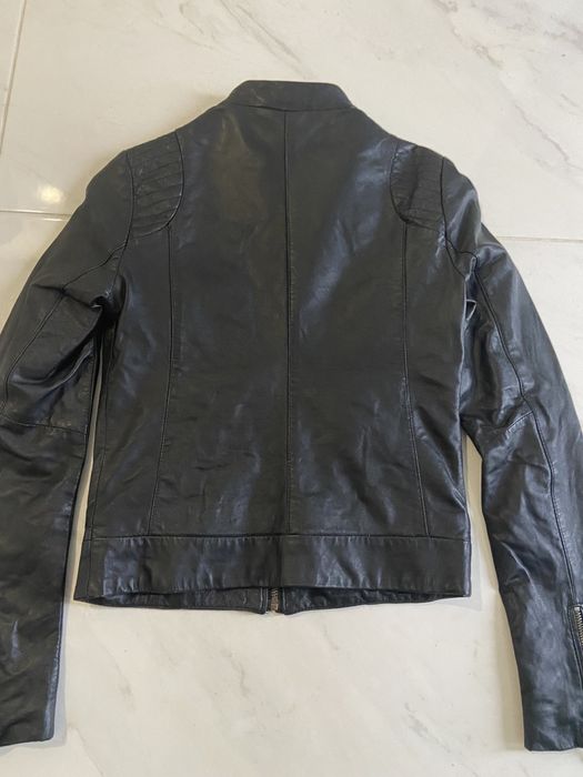 Casaco em pele ( Laura Clement)