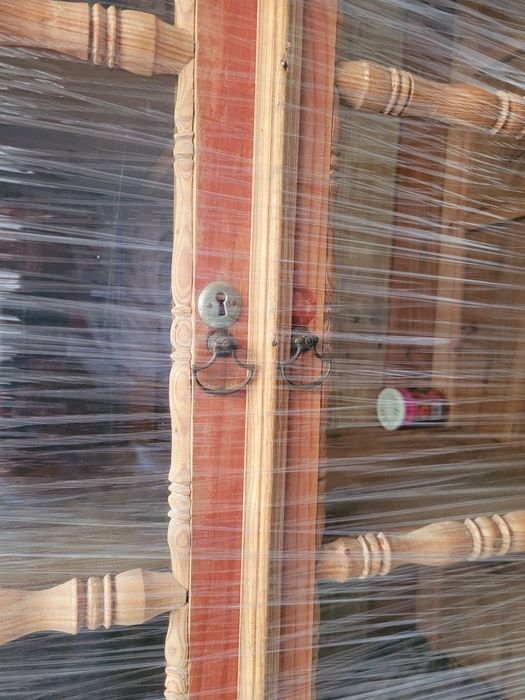 Cristaleira/Vitrine rustica em Madeira com Portas de Vidro
