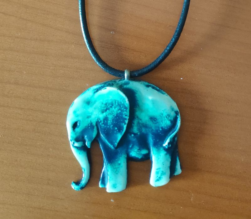 Colar com elefante azul turquesa