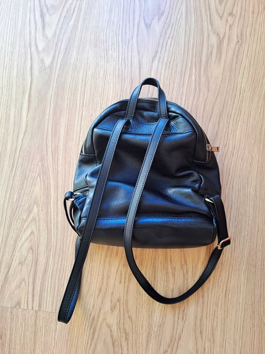 mochila preta em pele