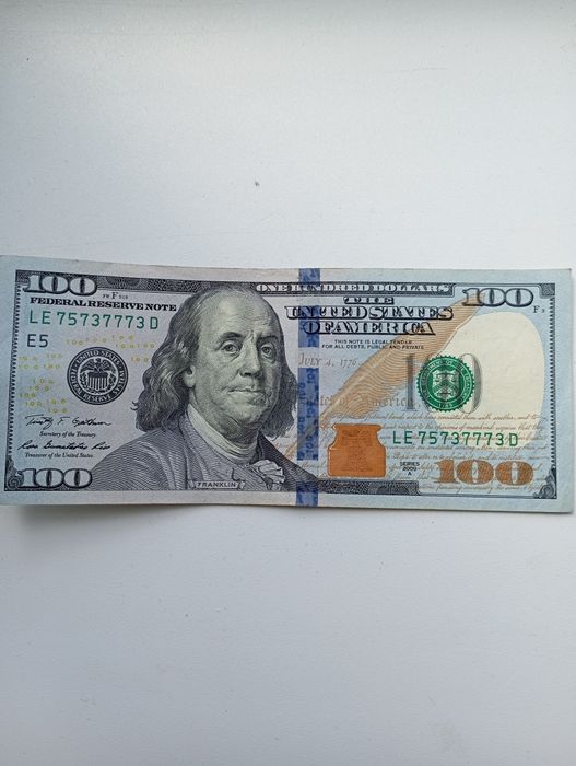 100 доларів з цікавим номером