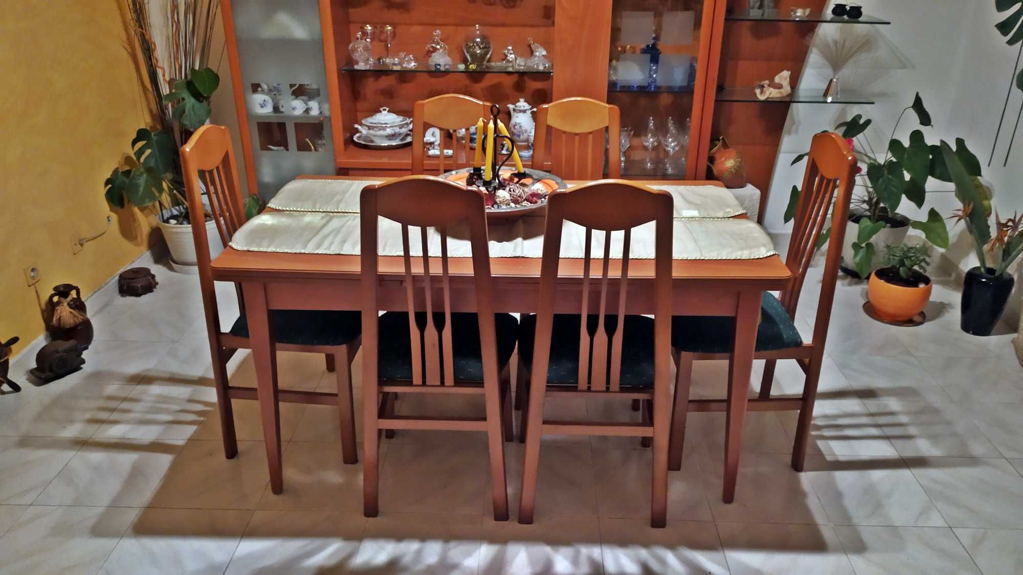 Móvel Vitrine e mesa de sala de jantar em Cerejeira em bom estado
