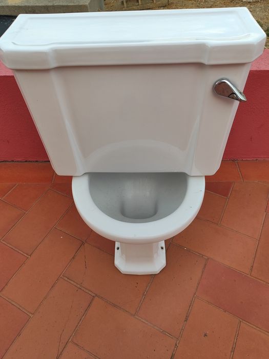 Duas sanitas com dois tanques da marca Valadares.