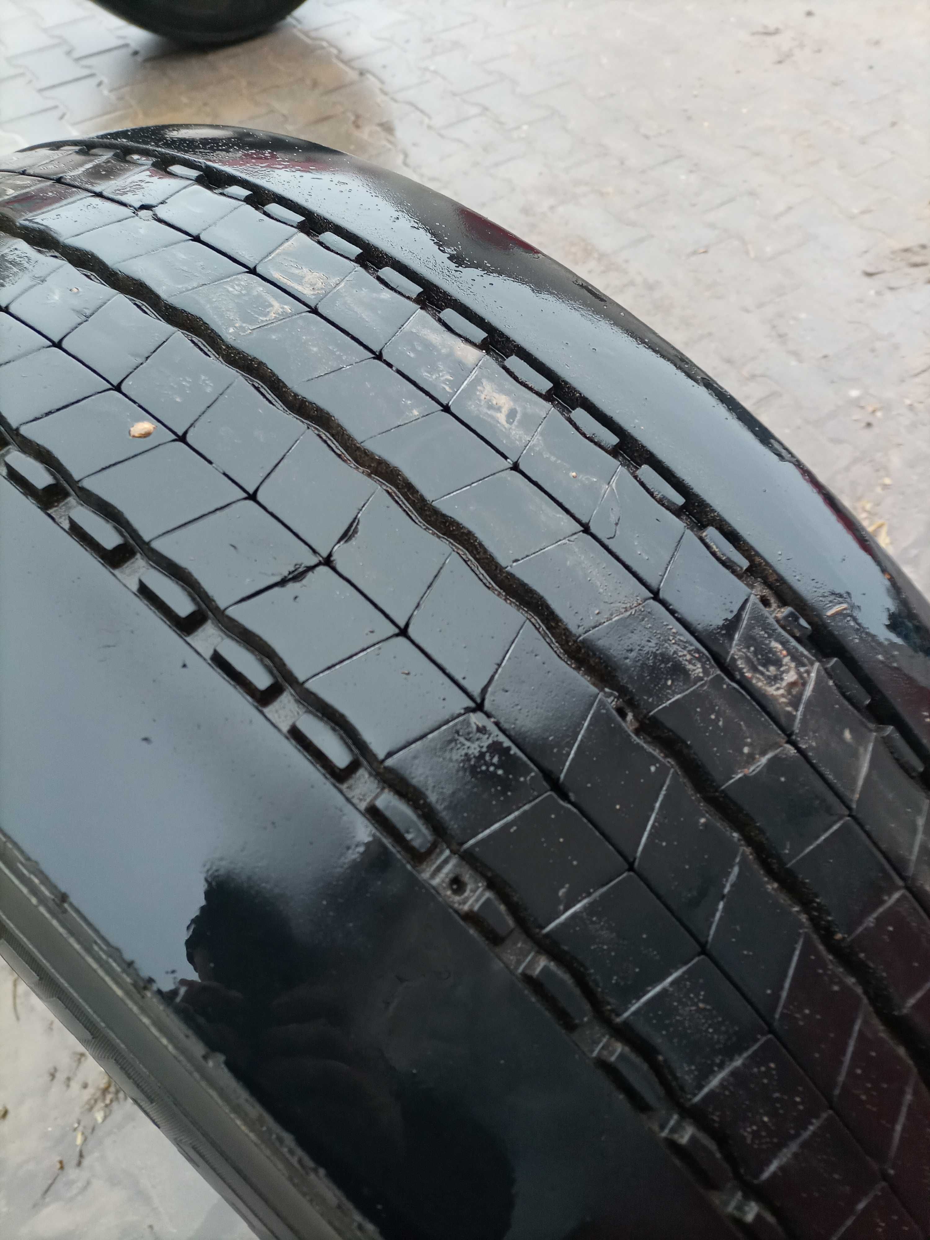 Opona Michelin 315/70/22.5 komplet