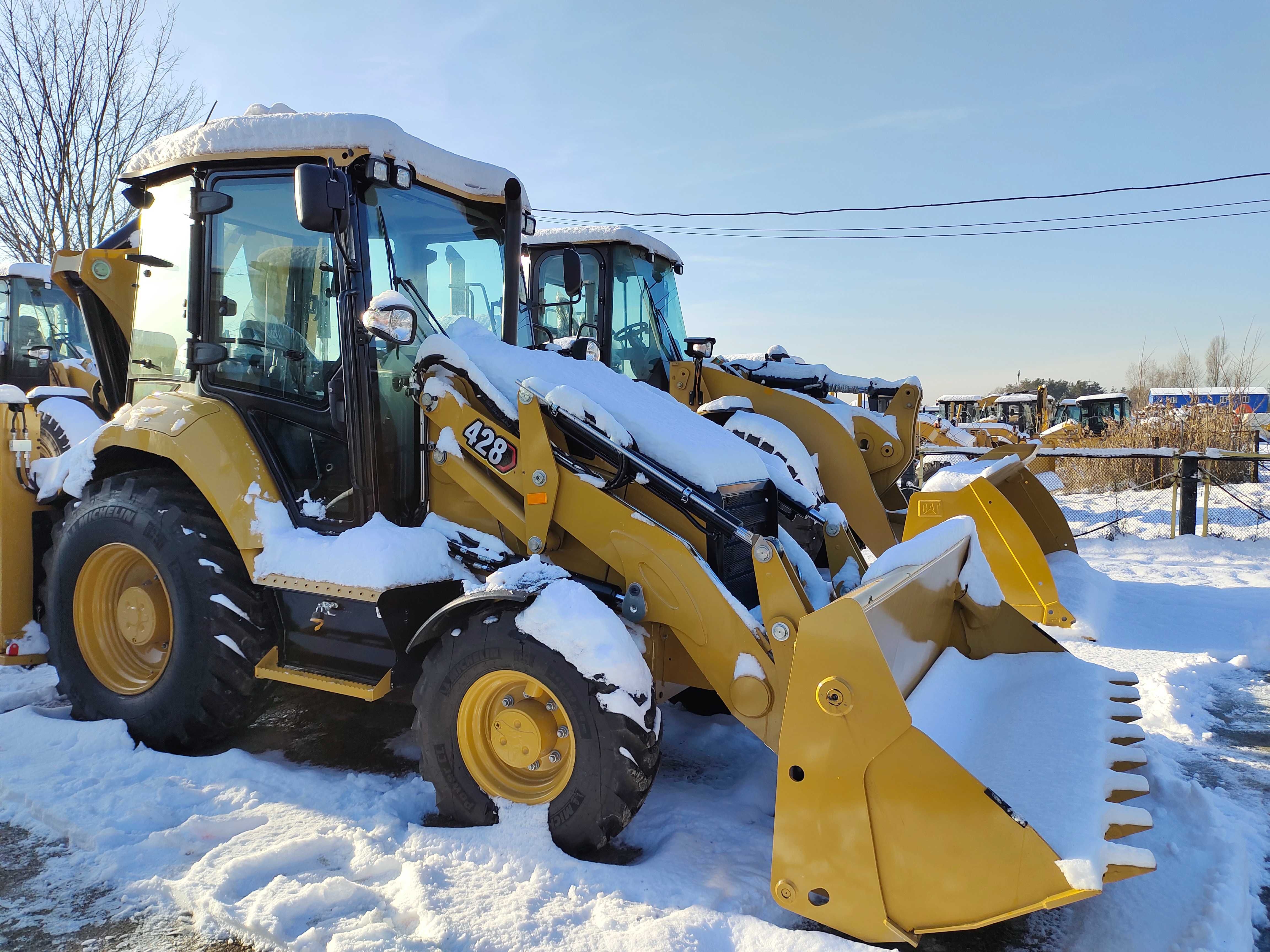 Новий екскаватор-наватажувач CATERPILLAR 428