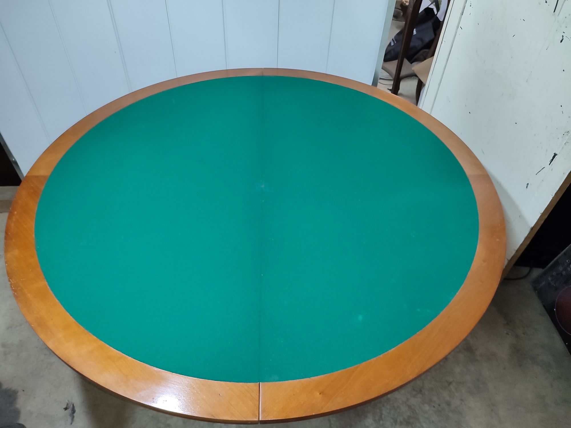 Mesa poker redonda 
Com rodas e gaveta
Como pode ver a mesa fecha e