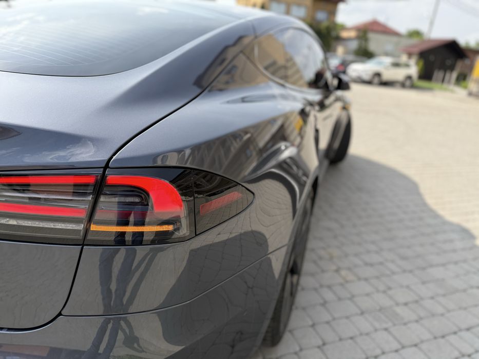 Tesla model s 2022 (тесла модел s 2022 року)