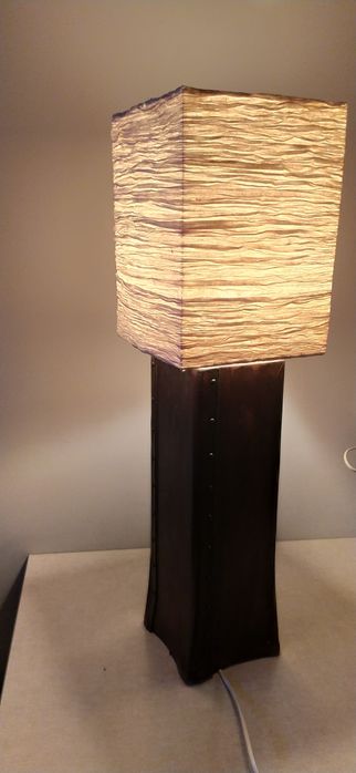 Lampa stojąca ze skóry