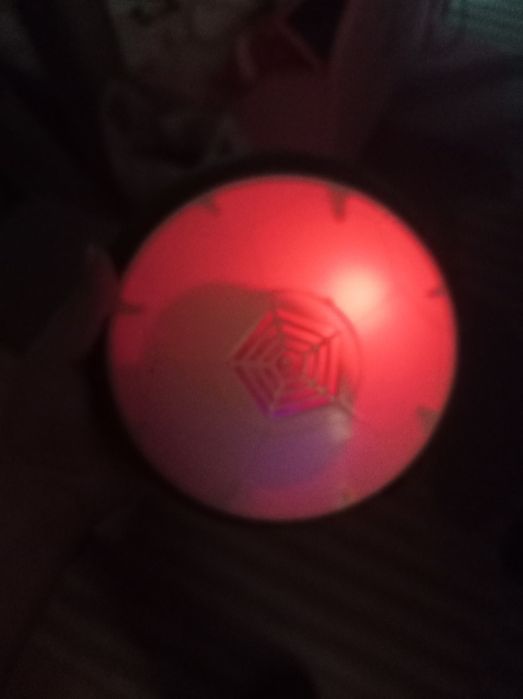 Latająca świecąca piłka nożna