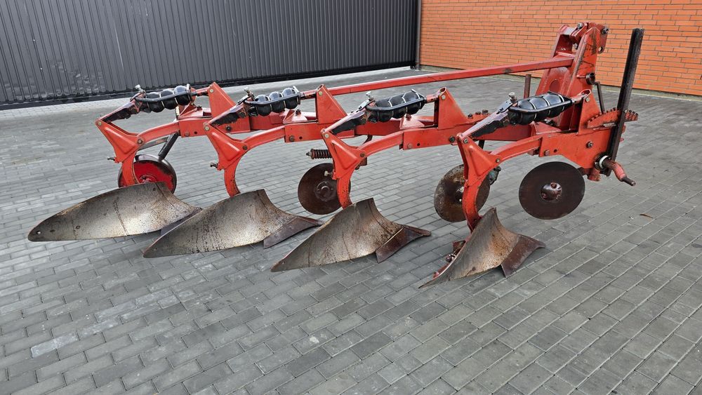 Плуг Оверум Швеція чотирьох або трьох корпусний.