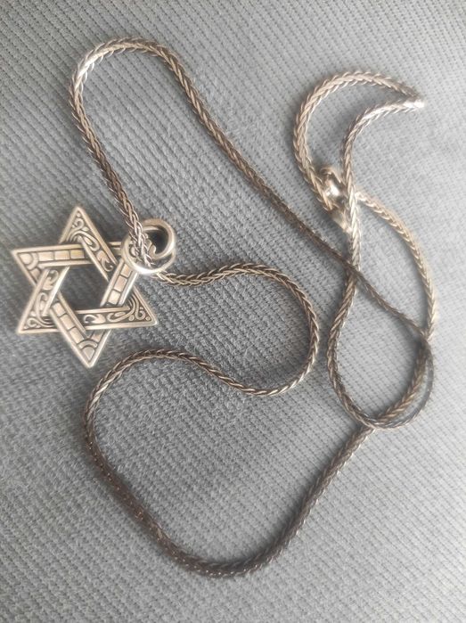 Łańcuszek ze srebra próby 925 z wisiorkiem w kształcie gwiazdy Dawida.