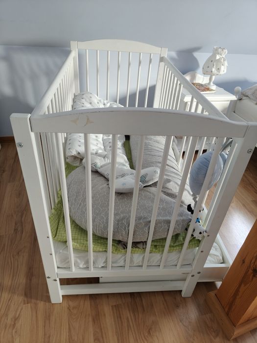 Drewniane łóżeczko z szufladą, materacem przescieradlami i poszewkami