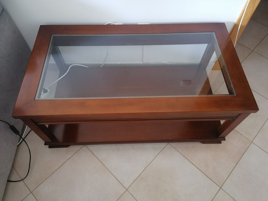 Mesa em madeira com tampo em vidro