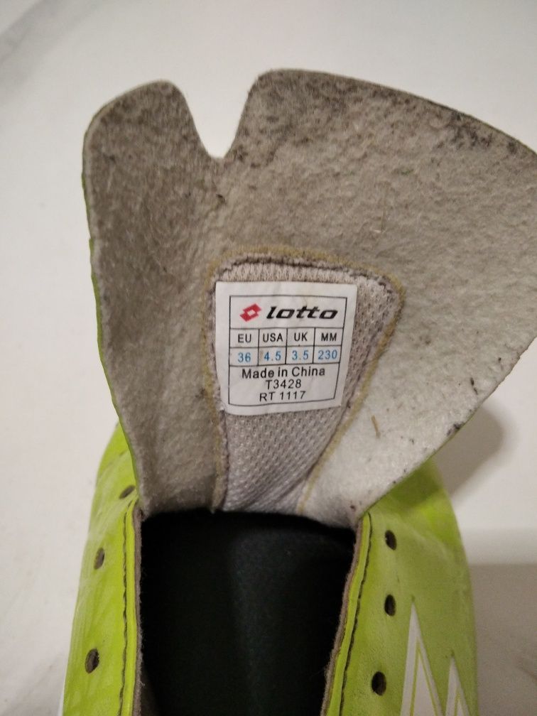 Buty piłkarskie, korki