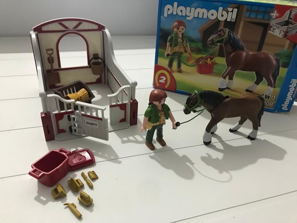 Playmobil Cavalo Shire com Groomer e Estábulo