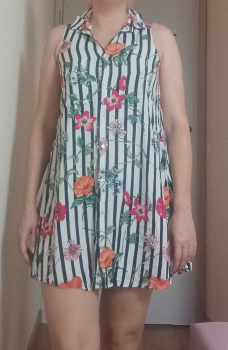 Sukienka w paski i kwiaty kołnierzyk Stradivarius S