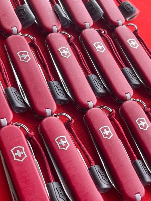 Victorinox Сlassic SD RED c Темляком (БЕЗ рекламы и надписей)