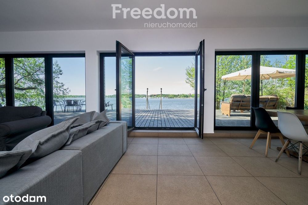 Dom z linią brzegową jeziora Tałty