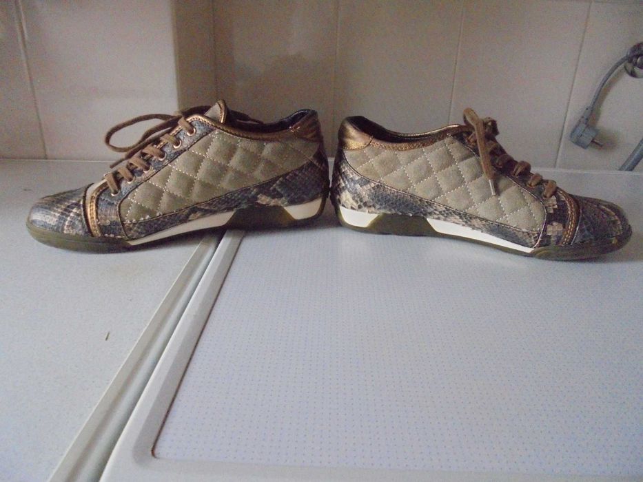 ténis de senhora muito práticos