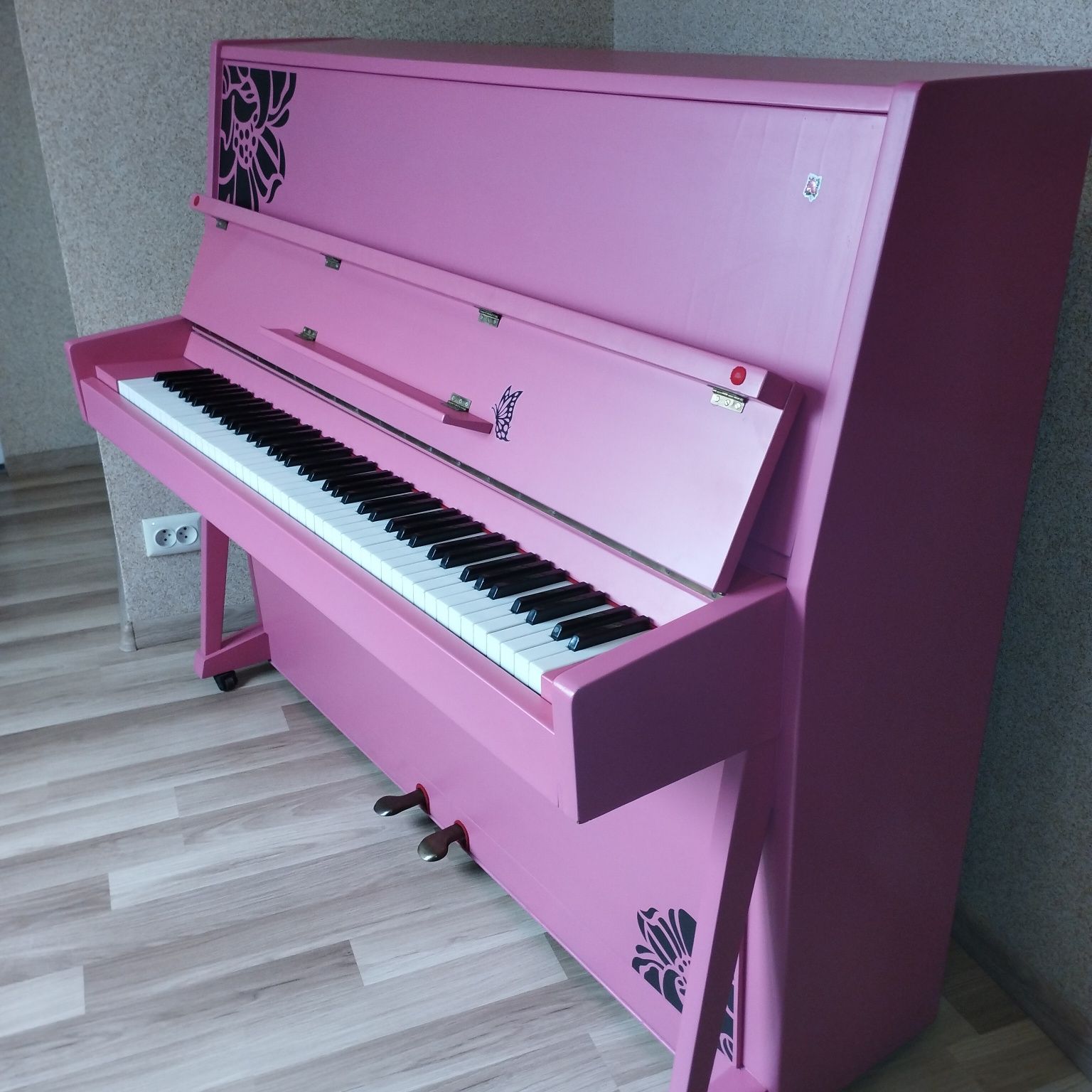 Піаніно Україна рожевий