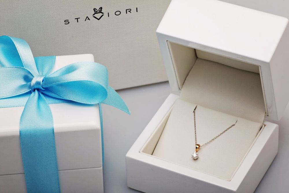 Złoty wisiorek Staviori z diamentem