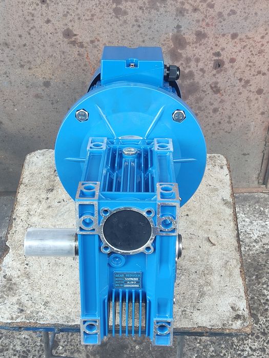 мотор-редуктор NMRV090 на 47, 56, 70, 93, 140 об/мин 4 кВт 500 Н.м.