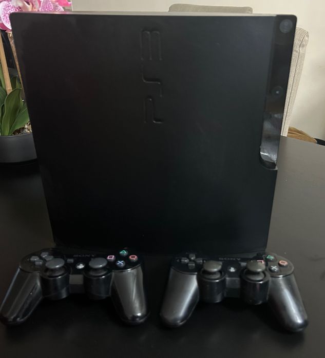 Playstation3 Slim 320Gb a funcionar perfeitamente oferta de 2 comandos